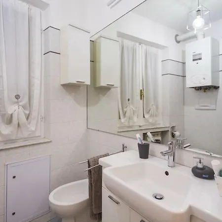 Old Port 4 Beds Apartment